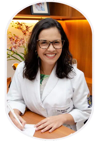 Dra. Bruna Zaniboni durante atendimento oftalmológico
